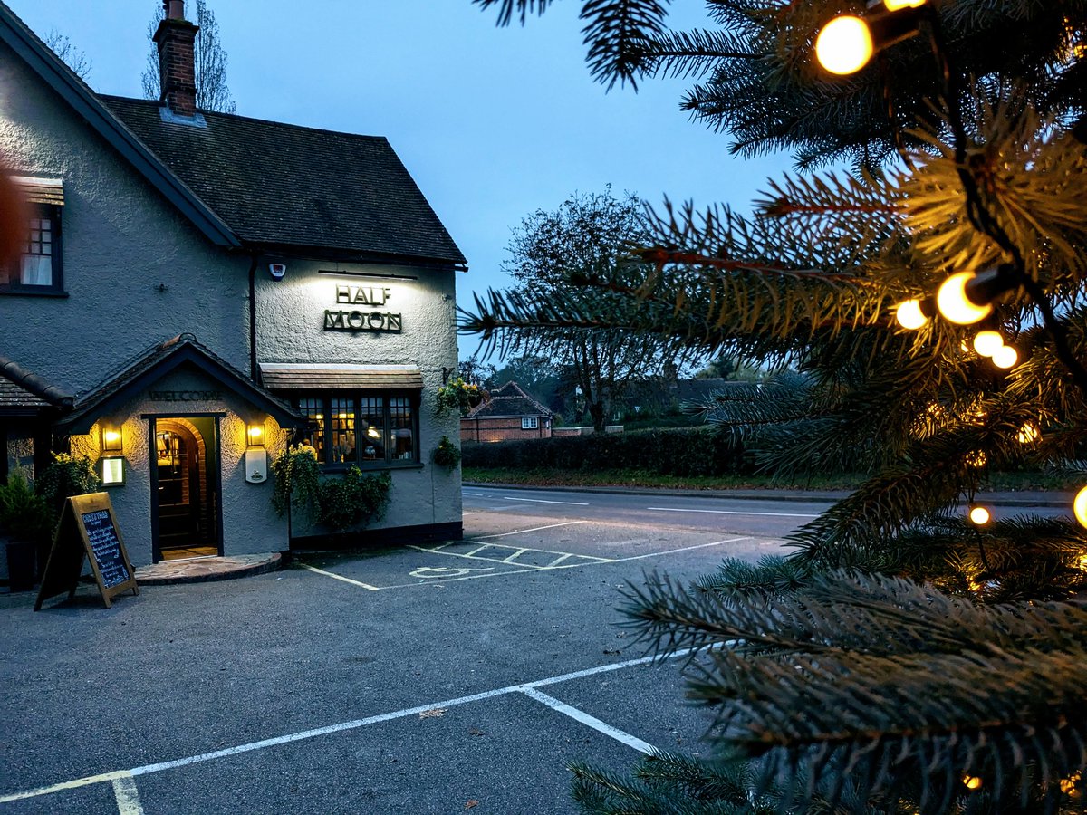 Who's ready for a cosy night at the Half Moon?

#windlesham #lighwater #bagshot #