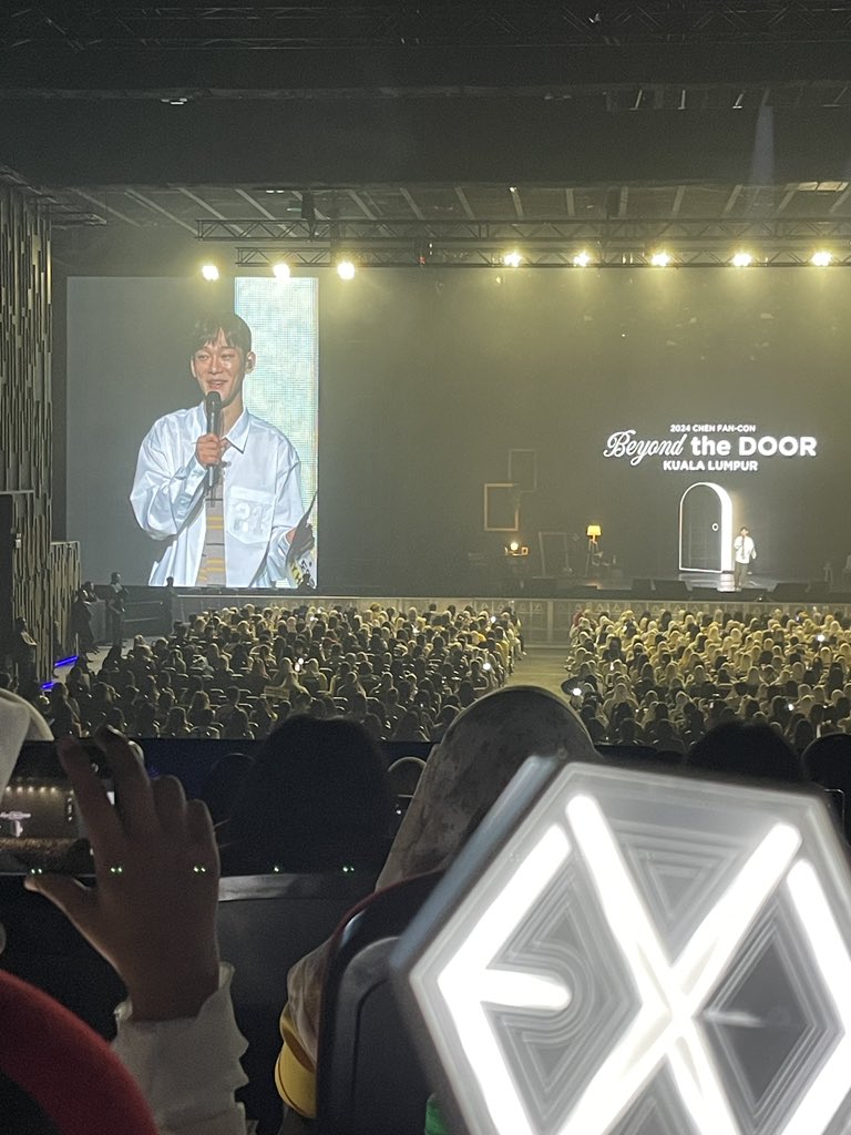 EXOaddict_chen's tweet photo. thank you for making this night the most memorable night ever, CHEN

i’m sooo happy to see you again 😭 

💛🤍💛

#CHENisMYhome
#CHENinKL 
#Beyond_the_DOOR 
#CHEN #첸 #종대 #김종대 @CHEN_INB100 https://t.co/SWd2WRF0pD