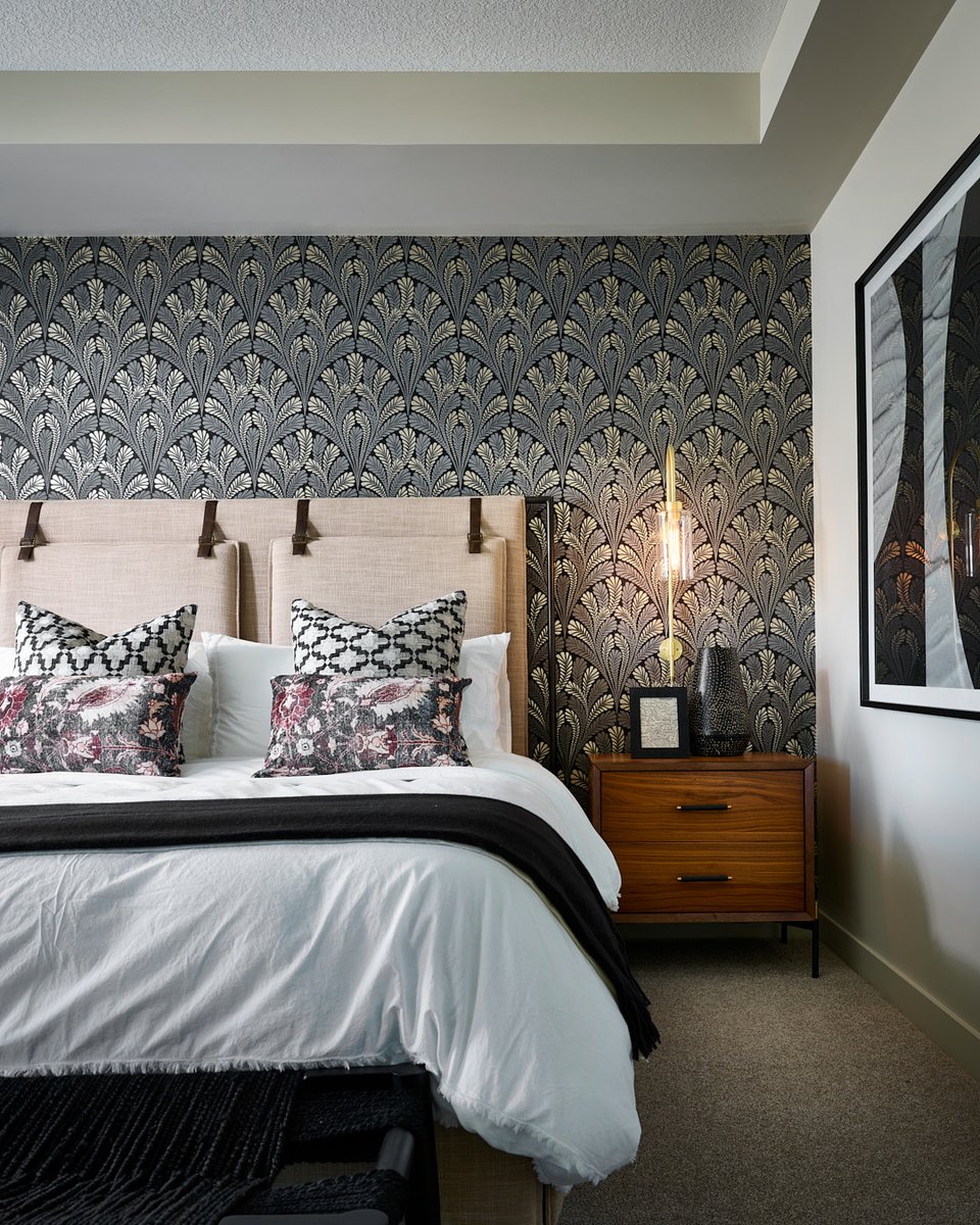 CalbridgeYYC's tweet photo. Love, love, love this moody color palette and the accent wall in this primary bedroom. The accent wall features colors presented throughout the home allowing for a cohesive feel.

Model: Connor
Interior Designer: @RCID_ https://t.co/qxq8E3cFS1