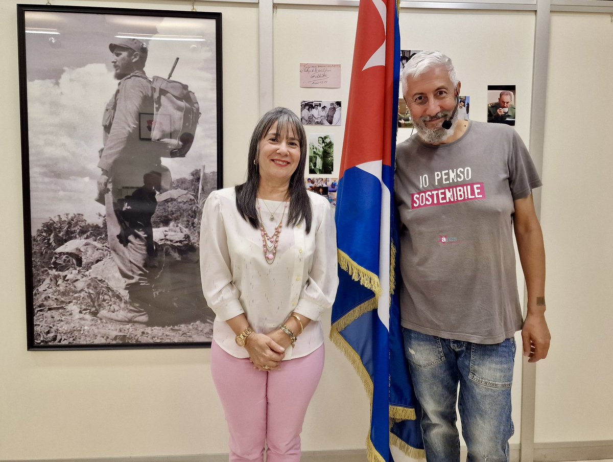 MirtaGranda's tweet photo. Presentazione a @EmbaCuba_Italia del libro “Un italiano all'Avana”, di Paolo Pesce Nanna. Sono intervenuti anche Ludovica Valori e Giuseppe Spinillo, grandi appassionati di #CubaÚnica 🇨🇺. https://t.co/etMW2TktSH