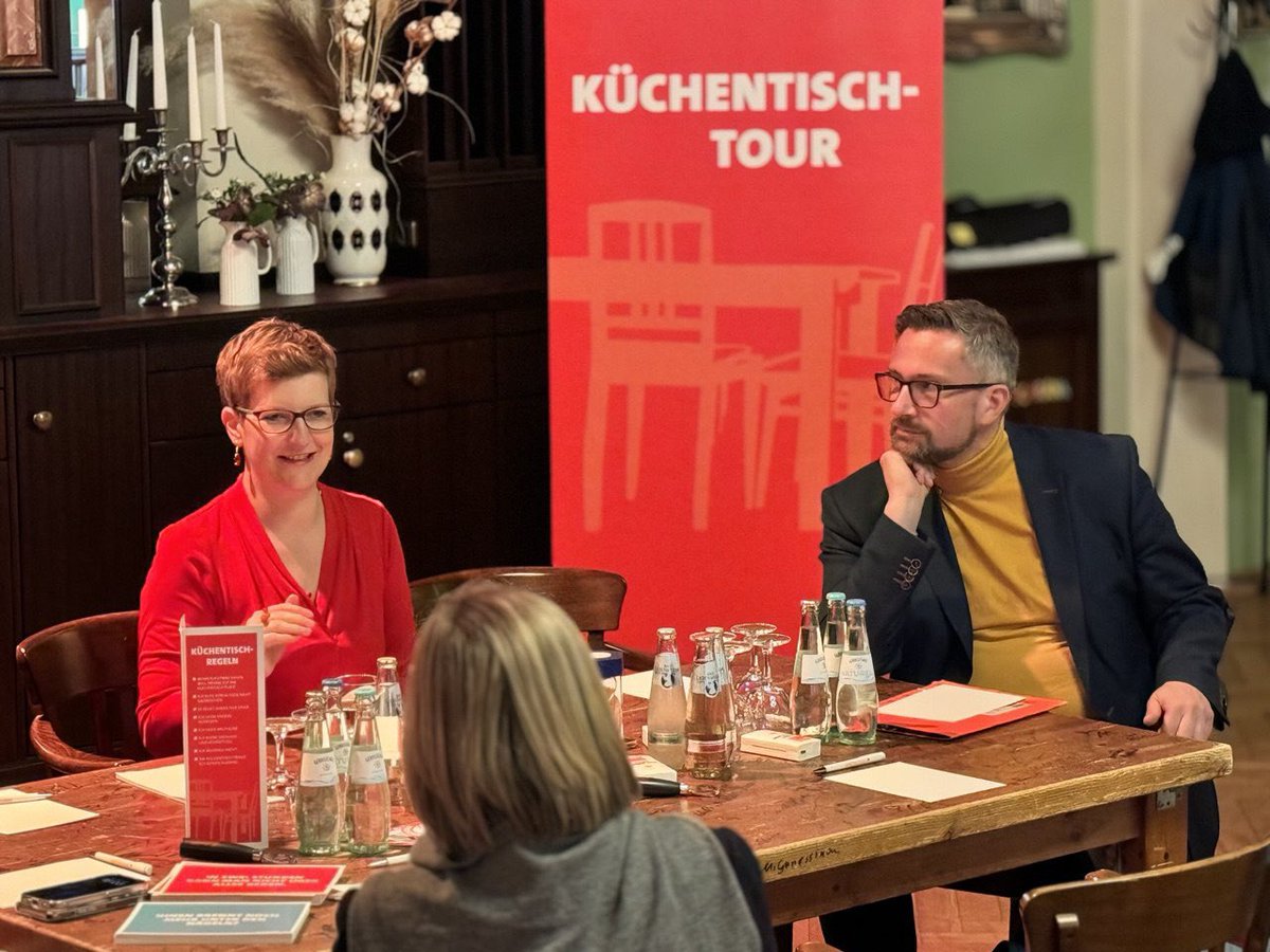 Martin Dulig (@martindulig) on Twitter photo Grüße vom originalen #Küchentisch an die geplante Kopie! Nach elf Jahren kann ich dir sagen: Die besten Gespräche führt man am Küchentisch - nicht nur im Wahlkampf! Kleiner Tipp: Ein großer Küchentisch ist verdammt schwer zu transportieren! <a href="/roberthabeck/">Robert Habeck</a> tagesschau.de/inland/innenpo… Grüße vom originalen #Küchentisch an die geplante Kopie! Nach elf Jahren kann ich dir sagen: Die besten Gespräche führt man am Küchentisch - nicht nur im Wahlkampf! Kleiner Tipp: Ein großer Küchentisch ist verdammt schwer zu transportieren! <a href="/roberthabeck/">Robert Habeck</a> tagesschau.de/inland/innenpo…