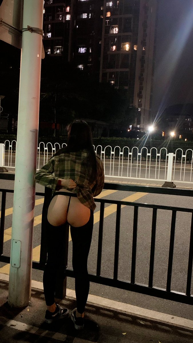 Ctrl_Se7en's tweet photo. 投稿 @Angelolotte1 九分露臀小脚裤
第一张有点怕，第二张有点小慌，直到第四张才算有点 #人前 #露出 的感觉。谢谢老婆的配合，我爱老婆的 #骚臀 #屁股 ����😘😘 https://t.co/ykUyWf8BUo