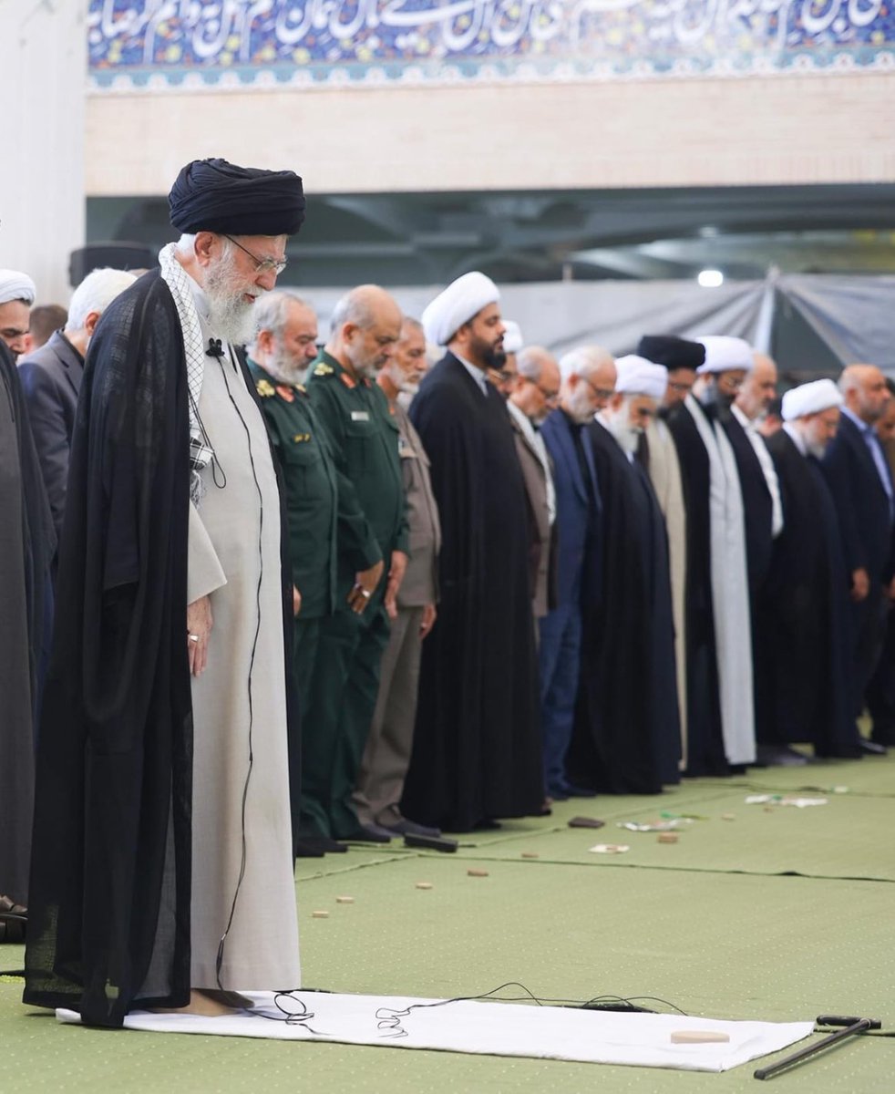 Azad_Mohsin_'s tweet photo. أُمةُ المقاومة صامدة في وجه التحديات

في عالم مليء بالتحديات السياسية والاقتصادية، تظل أُمةُ المقاومة ثابتة على مبادئها الروحية والدينية، وبالرغم من الضغوط الهائلة والواقع المعقد، التي تواجهها في ظل الهيمنة العالمية، التي يروج البعض لوجودها من خلال القوى الصهيونية والاقتصادية، لا تزال هناك مجموعة من الأحرار الذين يرفضون الخضوع إلا لله متمسكين بمبادئ العدل والحرية.

المقاومون الأحرار عبر تاريخهم الطويل، كانوا في مقدمة الصفوف المدافعة عن قضايا الحرية والعدالة للأُمة، لم يرضوا بالذل أو الخنوع وقد كان لهم دور بارز في دعم الحركات المقاومة في العالم الإسلامي، ولم يقبلوا بالخضوع للقوى الاستعمارية، أو لأي تهديد خارجي، بل كانوا يشددون على حماية كرامة الإنسان وحقوقه.

إنّ الكبرياء في رفض الذل والعبودية لله وحده هو محور القوة الذي يتمتع به هؤلاء القادة الروحيون، على الرغم من كل التحديات الاقتصادية والسياسية، التي قد تواجههم يظل لهم موقف ثابت من التحرر والاستقلال، فالإيمان بأن الله تعالى هو الحاكم المطلق، وأن الظلم مهما كان شكله أو مصدره لا بد أن يزول هو أساس هذه المواقف البطولية.
إنّ العزة تكمن في التمسك بمبادئ الدين الحق، في معركة دائمة ضد الاستبداد والظلم، وإلا يكونوا مجرد أدوات طيعة في يد القوى، التي تسعى لتحقيق مصالحها على حساب الشعوب المستضعفة.

في النهاية رغم الدعوات التي تروج لتسلط القوى الاقتصادية والسياسية أو ما يُقال عن "السيطرة اليهودية" على العالم، يظل هناك في الأُمةُ الإسلامية من هو قادر على مقاومة هذا الظلم، وعلى رأسهم اتباع الولاية الذين يرفضون الذل والعبودية إلا لله، هؤلاء هم الأحرار الذين حملوا راية الحق والعدل في أوقات الشدة، وظلوا يدافعون عن المبادئ الإسلامية في كل زمكان،
وفي حين أن الواقع السياسي قد يكون معقداً والمواقف الدولية تتغير، تظل المقاومة والإيمان بالعدالة، هما السلاحين الأقوى في مواجهة أي هيمنة ظالمة.

#المقاومة 
#الولاية