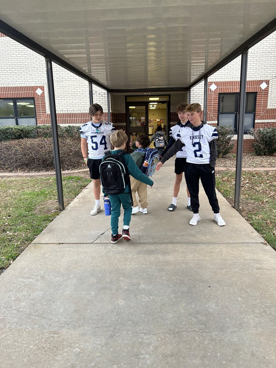 KirkseyFootball's tweet photo. Athletes got to visit their old stomping grounds as we visited Bellview Elementary school this morning to help out with the car rider line and visit some familiar faces! #SWAG #Family @kirkseycougars @rogersmountiefb @rhs_21 @PaulADrps https://t.co/wSqNPeT2yE