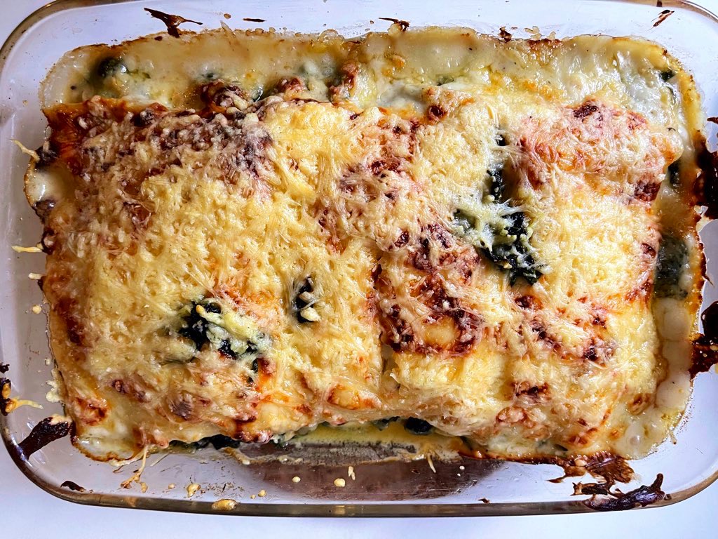 joukesp's tweet photo. #FridayLunch #FishLasagna
Nearing perfection on the 3d time! This is delicious! Lasagne w cod & salmon.
I’ll end this tweet with some advice: drink more Bordeaux white!
Ch. Cruzeau, Pessac-Léognan, 100% Sauvignon Blanc, fresh, fruity, citrusy, racy, mineral, saline. WOW!
90-92 https://t.co/QEBRQkBcjJ