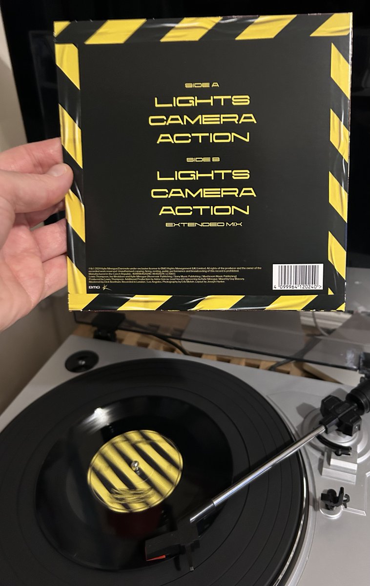 BootedGay71's tweet image. It's the weekend, I am back home and I forgot this little gem was released today.
#NowPlaying #KylieMinogue #LightsCameraAction 
🇬🇧 7" #Vinyl #Single 2⃣0⃣2⃣4⃣
The Extended Mix sounds wonderful on vinyl 😍
#TensionII