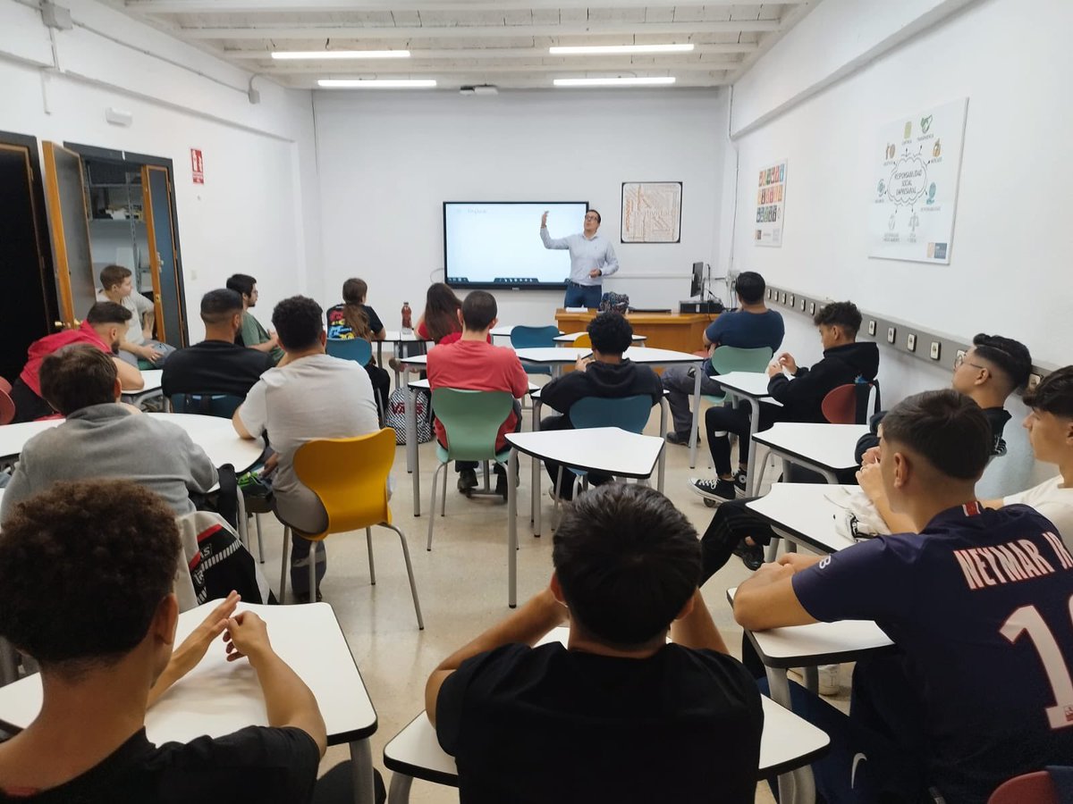 Nuestro compañero, Rafael Martínez, de la familia de Transporte y Mto. de Vehículos y gran empresario  está impartiendo una charla de emprendimiento al alumnado de 2.° de Carrocería y 2.° de Electricidad.