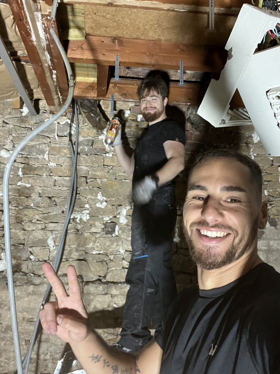 J’ai eu un apprenti sur le chantier aujourd’hui <a href="/Tonioo25/">Tonioo25</a> 😂

Il va venir m’aider de temps en temps en fonction de son temps libre sur le nouvel immeuble comme ça il pourra apprendre les travaux 🚧 

Le temps passe plus vite quand on est pas seul 😂