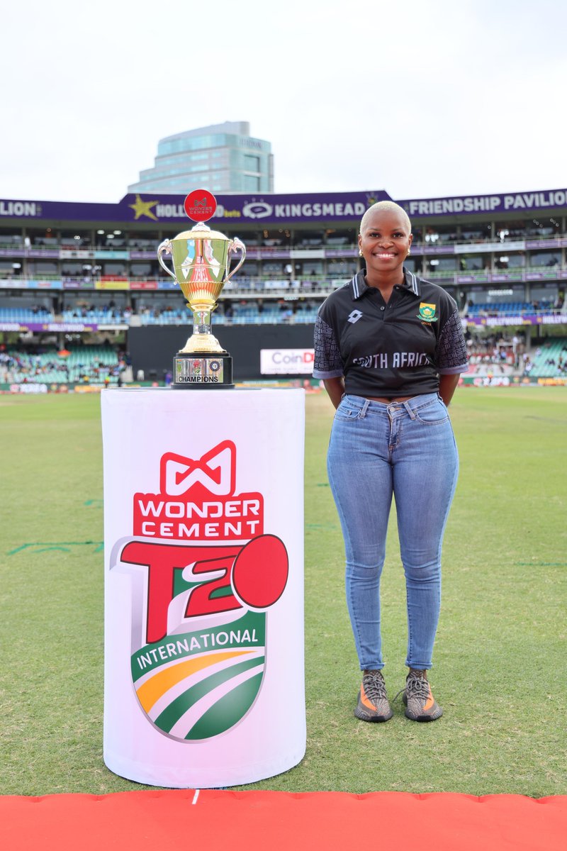ProteasMenCSA's tweet image. Mlaba in the house!💫

Nonkululeko Mlaba proudly walked out the Wonder Cement trophy at the beginning of today's match.🏆🏏

#WozaNawe #BePartOfIt
#SAvIND
