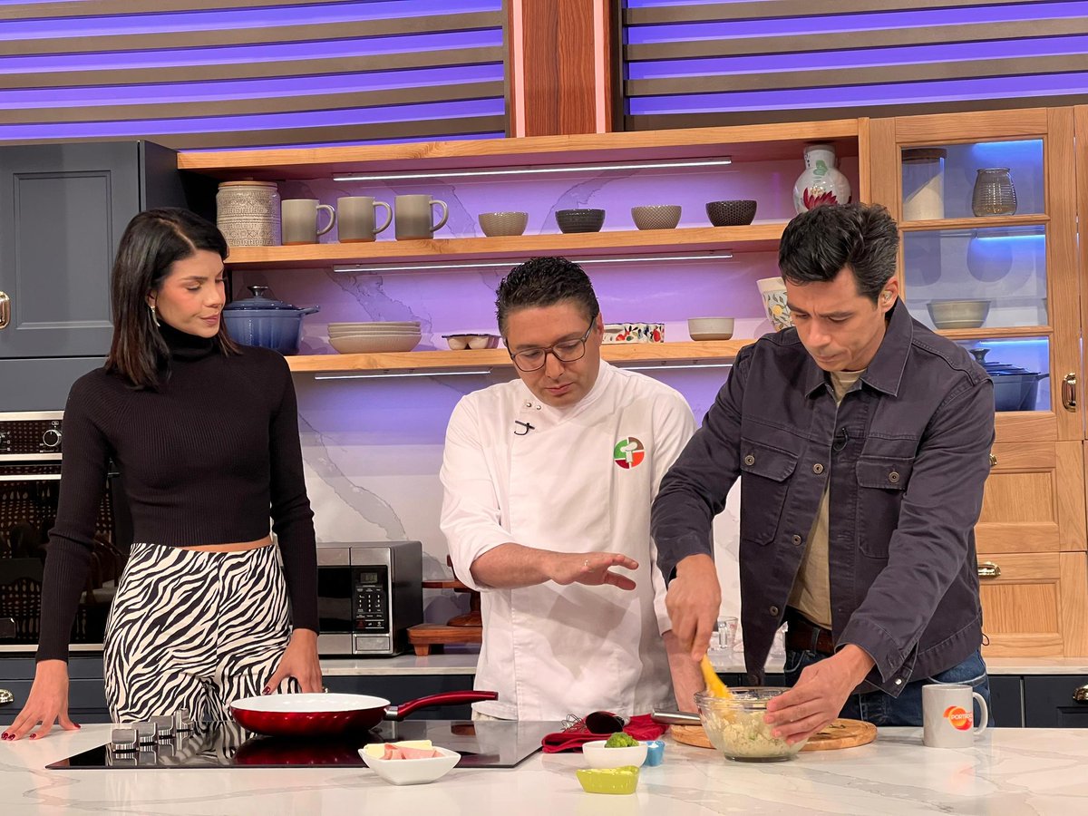 ¡Toda una delicia! El chef <a href="/Merlingessen/">Merlin Gessen</a> nos enseñó a preparar una deliciosa tarta italiana de scarpaccia 🇮🇹 Dale ❤️ si te atreverías a probar esta delicia #PortadasAlDía #Venevision