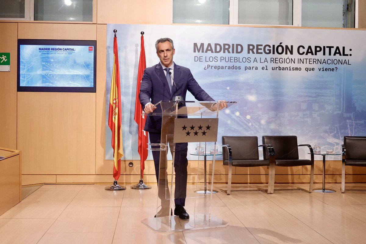 ComunidadMadrid's tweet photo. 🌿 La Comunidad de Madrid reúne a expertos de toda España para recabar propuestas a su nueva Ley del Suelo.

👉 El consejero @CarlosNovilloPi ha inaugurado la jornada 'Madrid región capital: de los pueblos a la región internacional'.

+Info: https://t.co/CdKtdGNKiQ https://t.co/lHEkhtz5pR