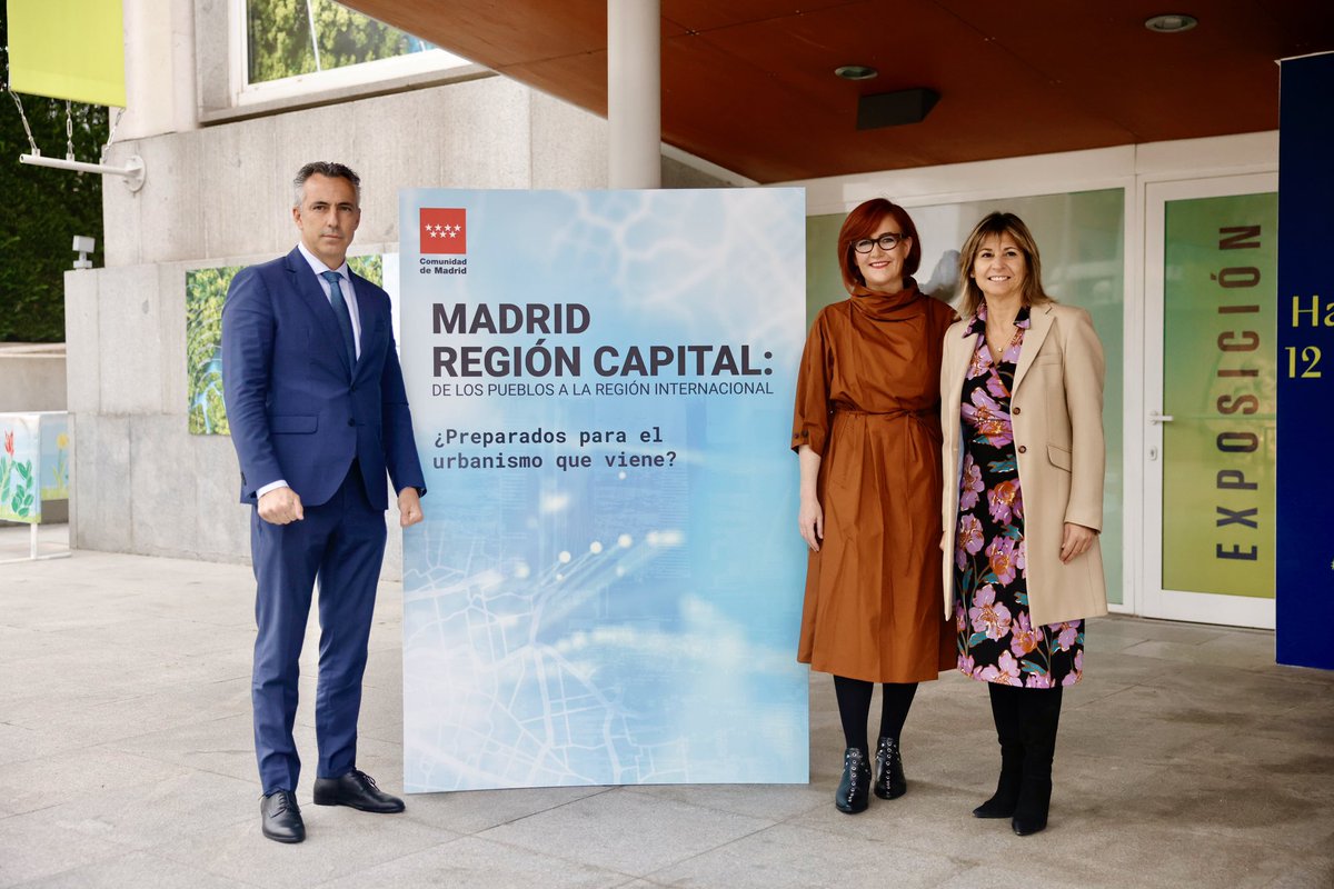 ComunidadMadrid's tweet photo. 🌿 La Comunidad de Madrid reúne a expertos de toda España para recabar propuestas a su nueva Ley del Suelo.

👉 El consejero @CarlosNovilloPi ha inaugurado la jornada 'Madrid región capital: de los pueblos a la región internacional'.

+Info: https://t.co/CdKtdGNKiQ https://t.co/lHEkhtz5pR