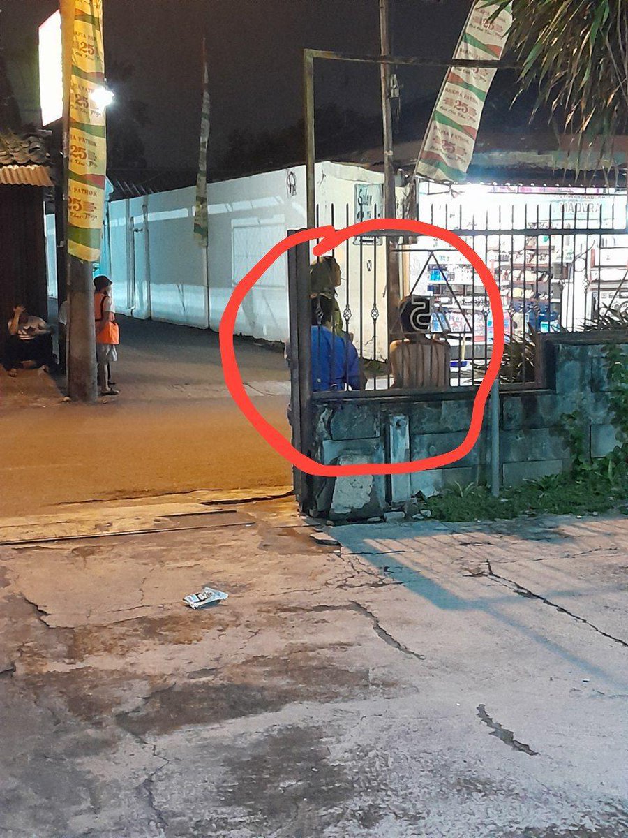merapi_uncover's tweet image. Halo min,

Semalam kami hendak membeli bakpia Pathok ** di Jalan Karel Sasuit Tubun, Ngampilan. Btw kami sudah tinggal di jogja belasan tahun. 

Ketika hendak masuk ke halaman Toko Bakpia Pathok **, kami dicegat oleh tukang parkir yg penampilannya seperti preman karena ngga pake…