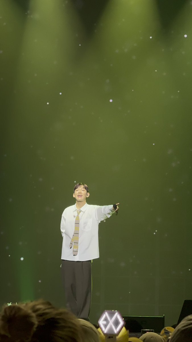 CHENKJBAE's tweet photo. Thank you for not giving up on singing Jongdae ah 💛 

#CHENisMYhome #BEYOND_the_DOOR #CHENinKL #CHENinMY https://t.co/vLvn1GX7O8