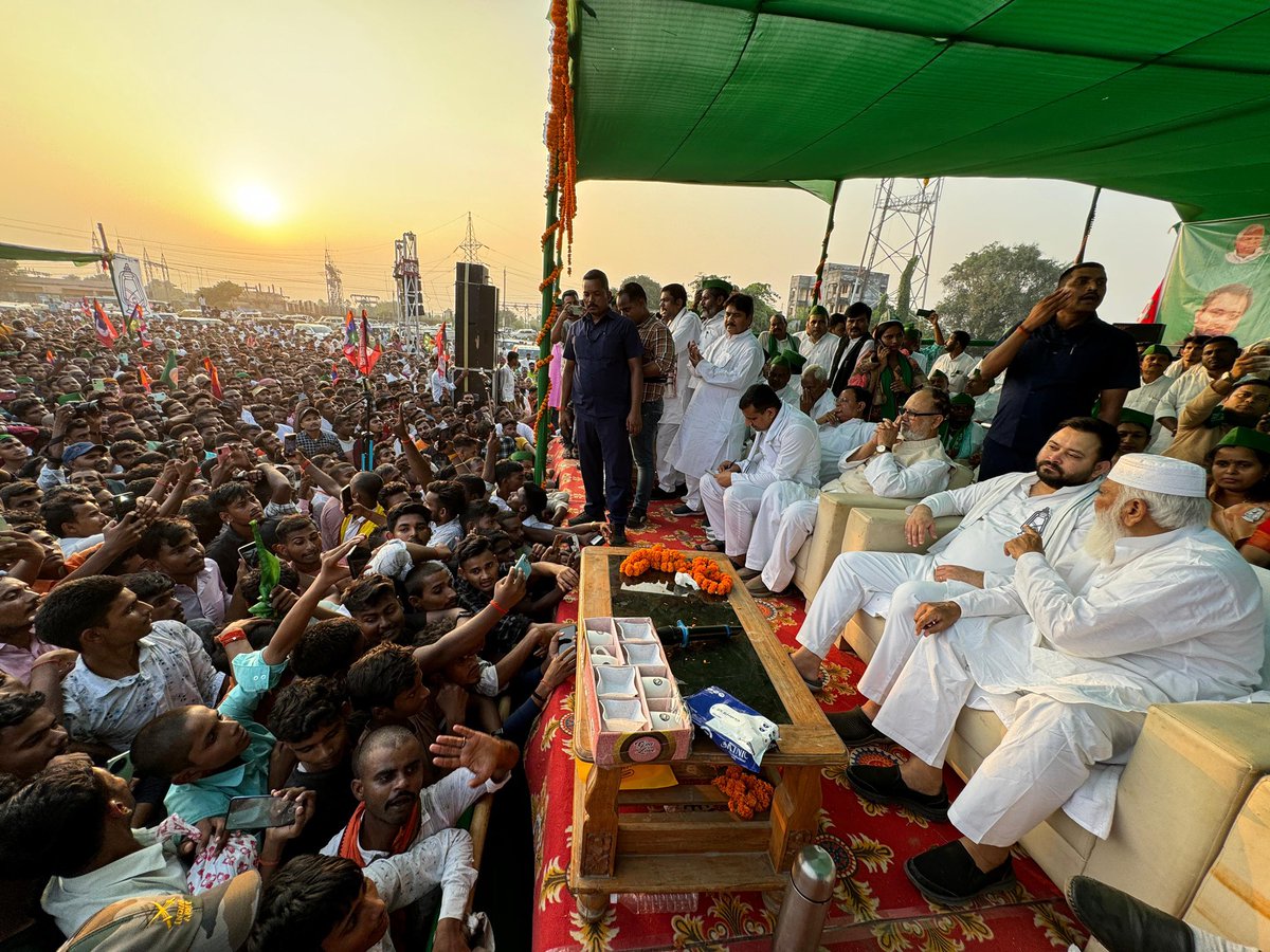 yadavtejashwi's tweet photo. बेलागंज में उमड़ा जनसैलाब ���स बात का गवाह है कि जनता सकारात्मक सियासत के बल पर अब समृद्ध, विकसित और नया बिहार बनाना चाहती है।

बिहार सबसे युवा प्रदेश है और यहाँ के युवा अब “नयी सोच के साथ नया बिहार” बनायेंगे। #TejashwiYadav #Bihar #Gaya https://t.co/X0KuJN8G4x