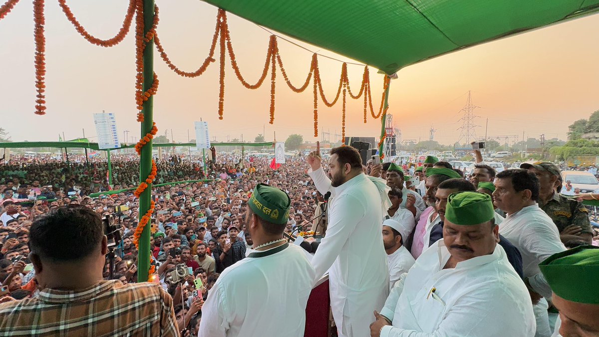 yadavtejashwi's tweet photo. बेलागंज में उमड़ा जनसैलाब ���स बात का गवाह है कि जनता सकारात्मक सियासत के बल पर अब समृद्ध, विकसित और नया बिहार बनाना चाहती है।

बिहार सबसे युवा प्रदेश है और यहाँ के युवा अब “नयी सोच के साथ नया बिहार” बनायेंगे। #TejashwiYadav #Bihar #Gaya https://t.co/X0KuJN8G4x