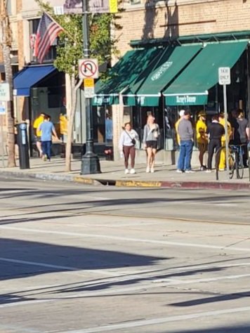 Out walking the dog here in Pasadena and just want to give a quick shout out tall the Iowa fans lining up at the bar at 9am... for their football game against UCLA nine hours from now 😂🌽