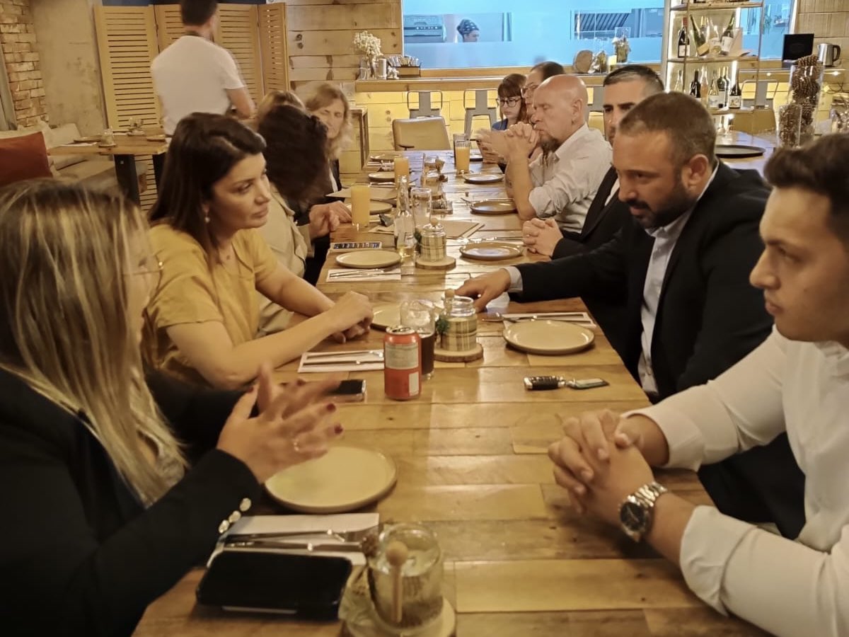ColoniaTur's tweet photo. @DefreitasMartin, Director de Turismo de @IntColonia y @SchunkAndrea, Secretaria Ejecutiva de la Asociación Turística, mantuvieron una reunión con la Secretaria de Turismo del Estado de Santa Catarina, Catiane Seif, y la especialista de Azul Viagens, Diana Barbosa. https://t.co/uP7DbiciJa