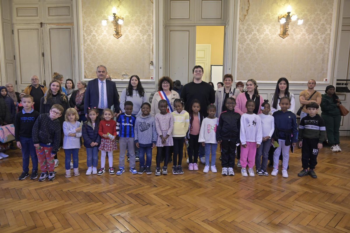 Ce soir a lieu la cérémonie d'adhésion aux Clubs Coup de pouce CLE et CLEM 2024-2025 pilotés par le CCAS. Ils permettent à 40 enfants des quartiers prioritaires de bénéficier d'un soutien en lecture, écriture et mathématiques.