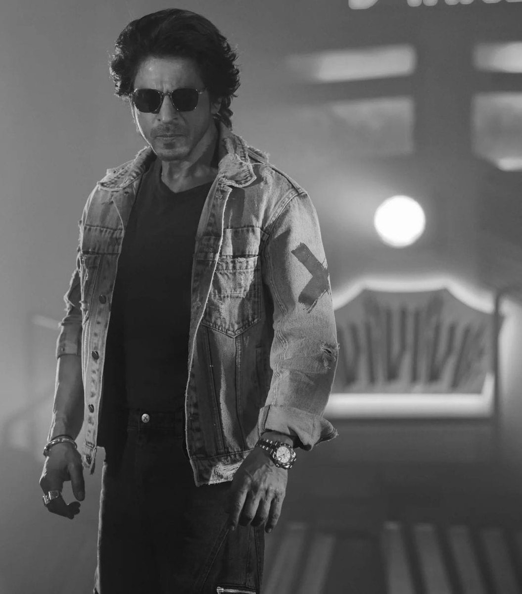 SRK: Stylish swagger with a touch of mystery! 🔥🕶️

<a href="/iamsrk/">Shah Rukh Khan</a> 

#ShahRukhKhan #AryanKhan #Dyavol #SRK #KingKhan #DYAVOLAfterDarkDXB