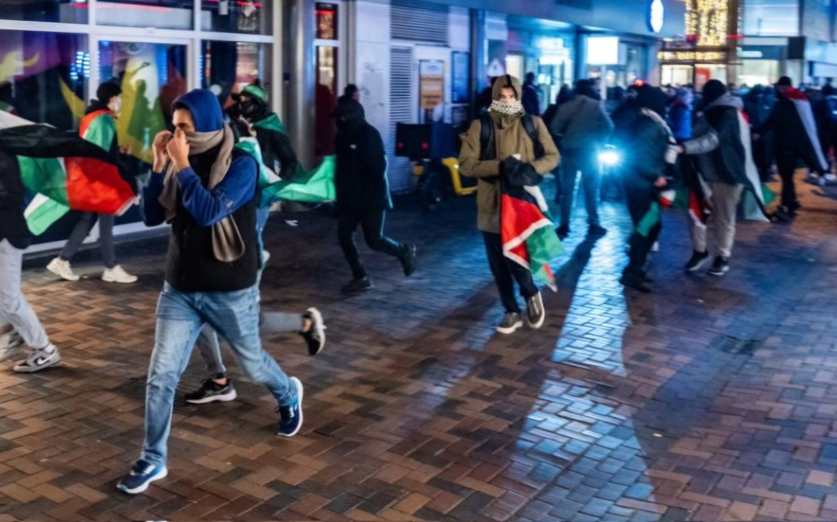 widtvoet's tweet image. -Hamasjugend viert Kristallnacht in 020
-taxi's en scooters houden niet van Joden
-Israëlische supporters lokken rellen uit
-baldadige moslims plagen fans Maccabi
-Sywert toch 'n heel goede knul
-liefdesverdriet Ashley om Bart
-Halsema denkt absoluut niet aan aftreden

#8november