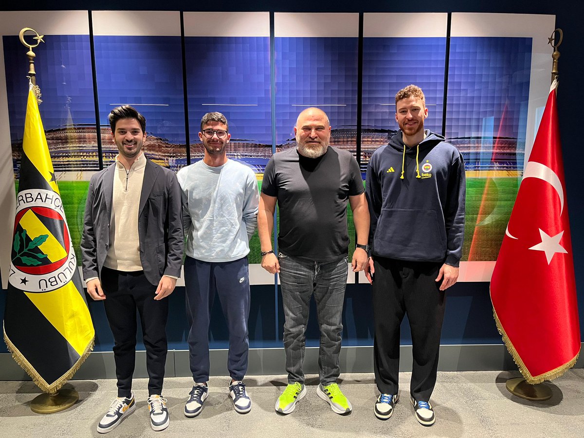 FBBasketbol's tweet photo. Fenerbahçe Televizyonu’nda yayınlanan 40+ programına katılan Onuralp Bitim, Ülker Stadyumu Fenerbahçe Şükrü Saracoğlu Spor Kompleksi, Fenerbahçe Müzesi ve Fenerium Maraton Mağazamızı da ziyaret etti. #YellowLegacy 
@OnuralpBitim 

👉 https://t.co/wKeWgyLXV5 https://t.co/TwpSVw864V