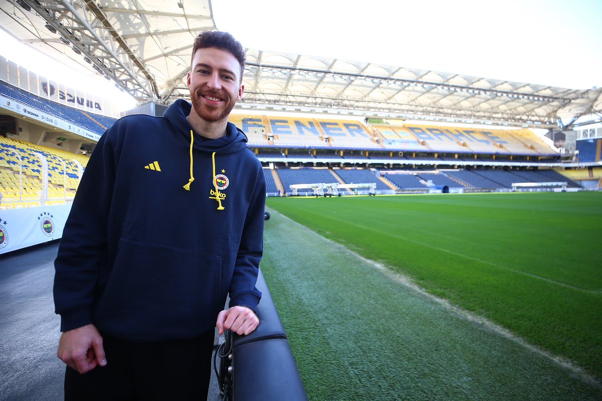 FBBasketbol's tweet photo. Fenerbahçe Televizyonu’nda yayınlanan 40+ programına katılan Onuralp Bitim, Ülker Stadyumu Fenerbahçe Şükrü Saracoğlu Spor Kompleksi, Fenerbahçe Müzesi ve Fenerium Maraton Mağazamızı da ziyaret etti. #YellowLegacy 
@OnuralpBitim 

👉 https://t.co/wKeWgyLXV5 https://t.co/TwpSVw864V