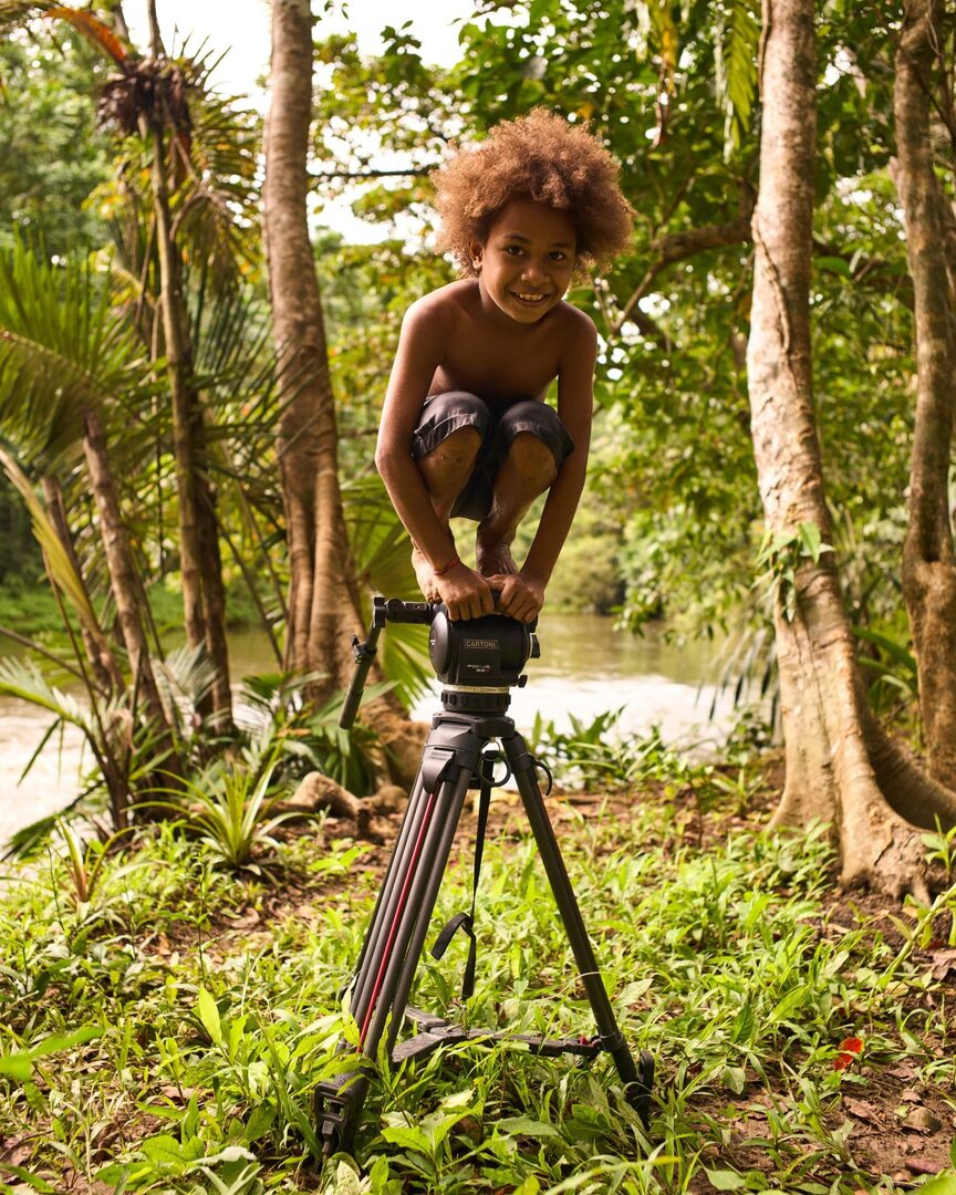 CartoniSocial's tweet photo. Big smiles from Papua New Guinea! Cartoni Ambassador @paolosodi with Focus 22 SDS system covering a local 10-year-old boy’s story.
Ph. @carlostagno 

#cartonisocial #cartonitripods #cartonisds #dop #documentary #sonycamera #filmmaking #sonyprofilmmaking https://t.co/XPe2Um8oOB https://t.co/Xq0dmPB72x