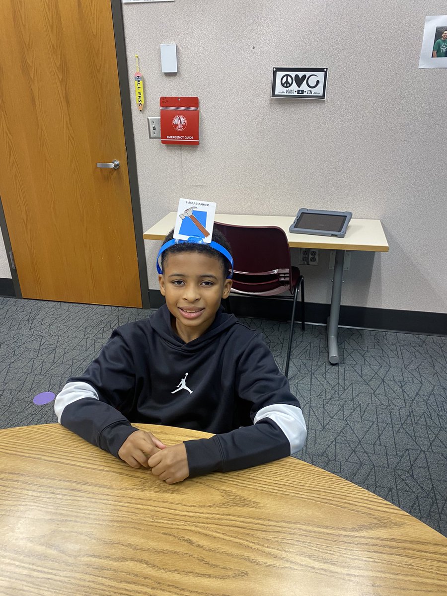 CyndyWebb00's tweet photo. Using EET to play the  Hedbandz Game was fun!@MrsWey10 @DrLindaWatkins https://t.co/YQAmM9rbpS