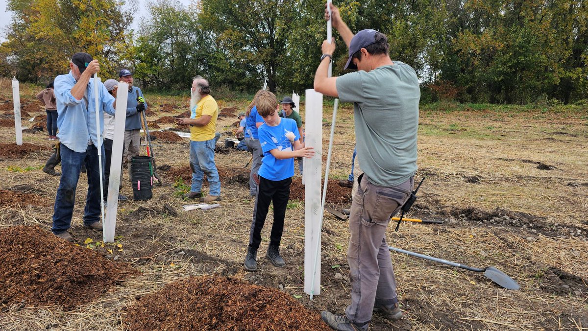 Excited about our first tree planting at Missouri River Center in Huntsdale, MO! With 100+ volunteers, we planted nearly 2,000 trees, including 450 pecan &amp; walnut cultivars and 1,500 for a riparian buffer. Thanks to <a href="/NatureAg/">TNC Agriculture</a> &amp; <a href="/JohnDeere/">John Deere USA</a> Foundation for their support.
