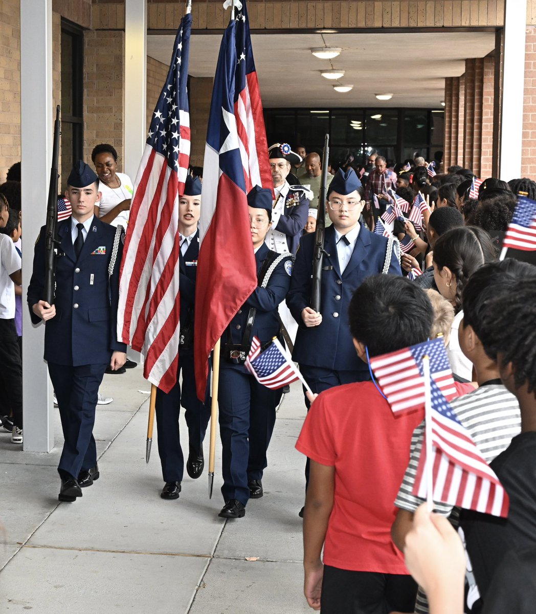 CyFairJoel's tweet photo. Students lined the halls for a parade for the appreciative veterans. #CFISDvets https://t.co/bLavWkcRCT