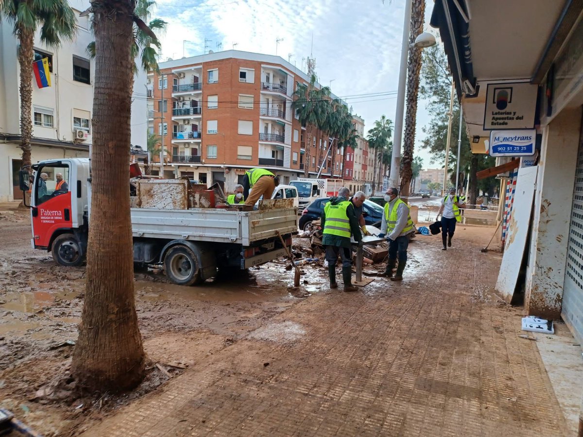 SagredoMarco's tweet photo. Paterna con Catarroja ❤️🩹
Volquetes, camiones y operarios voluntarios de la Brigada Municipal continúan trabajando en las zonas afectadas 💪🏼
#OrgullPaterner ❤️🩹 https://t.co/ebWly2XsuU