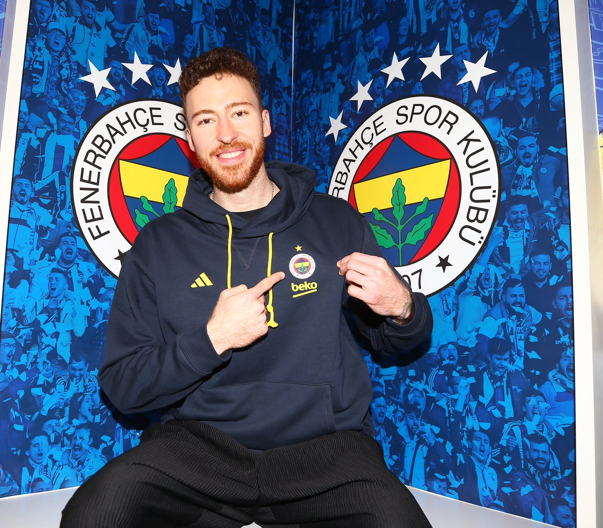 euroleague_time's tweet photo. Onuralp Bitim: "Fenerbahçe’ye yeni transfer oluyorum ama hissettiğim şey yuvaya dönmüş olmak. Hem annemin hem de babamın bu formayı başarıyla terletmesi şimdi de benim terletecek olmam, benim için çok ayrı bir gurur. Ben, Kadıköy doğumluyum o yüzden Fenerbahçe benim ilk aşkım." https://t.co/pVSoydkpri