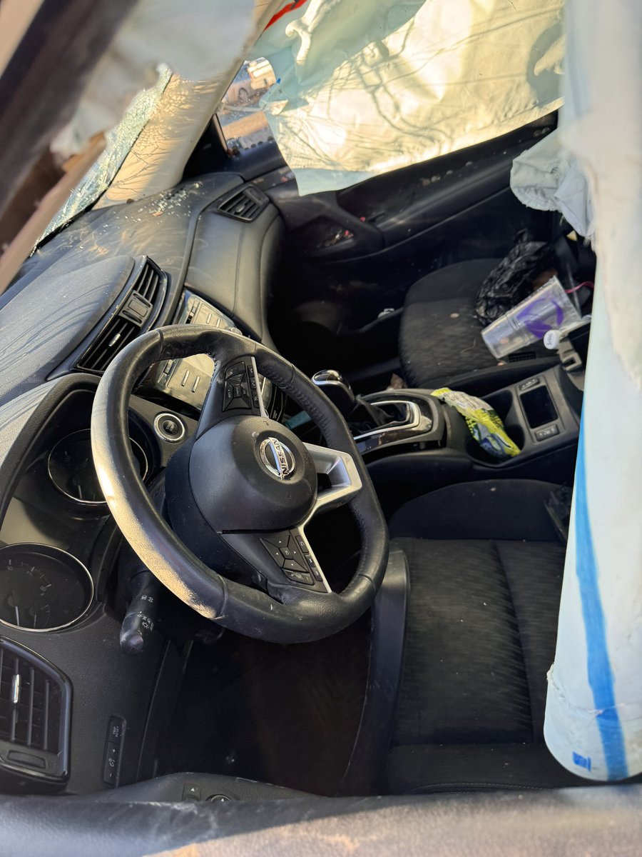 CcRaww's tweet photo. @Nissan you’re lucky we are alive. Front airbags didn’t deploy…. What’s up with that? https://t.co/xMZo1rUuX9