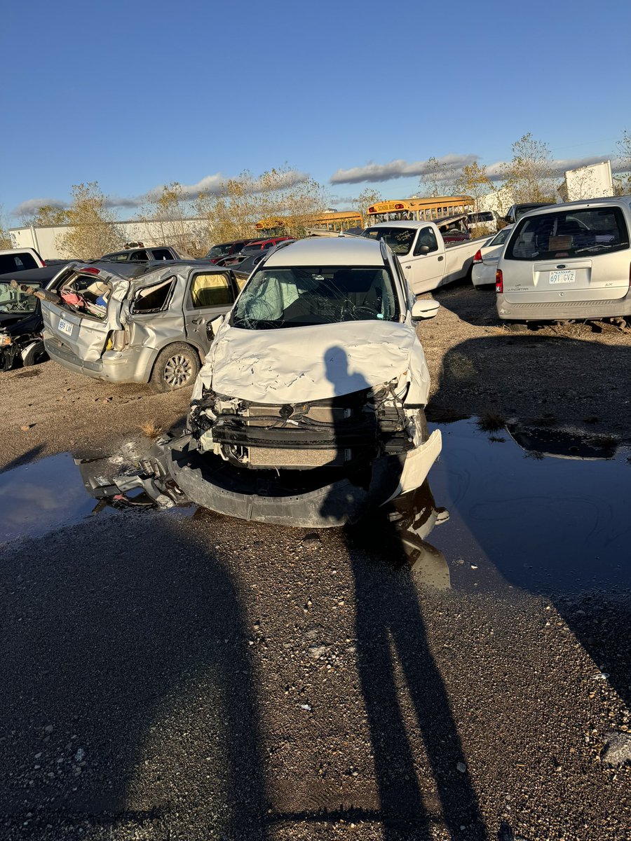 CcRaww's tweet photo. @Nissan you’re lucky we are alive. Front airbags didn’t deploy…. What’s up with that? https://t.co/xMZo1rUuX9