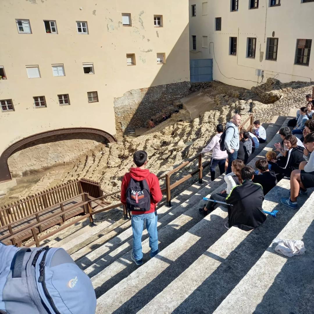 El alumnado de 1º de ESO del IES San Severiano ha participado en una actividad en Bolonia (Tarifa). Enmarcada dentro del programa de promoción del deporte de la Diputación de Cádiz, combina cultura y deporte en un espacio natural excepcional. #sansesemueve #yoelijolapública 💚