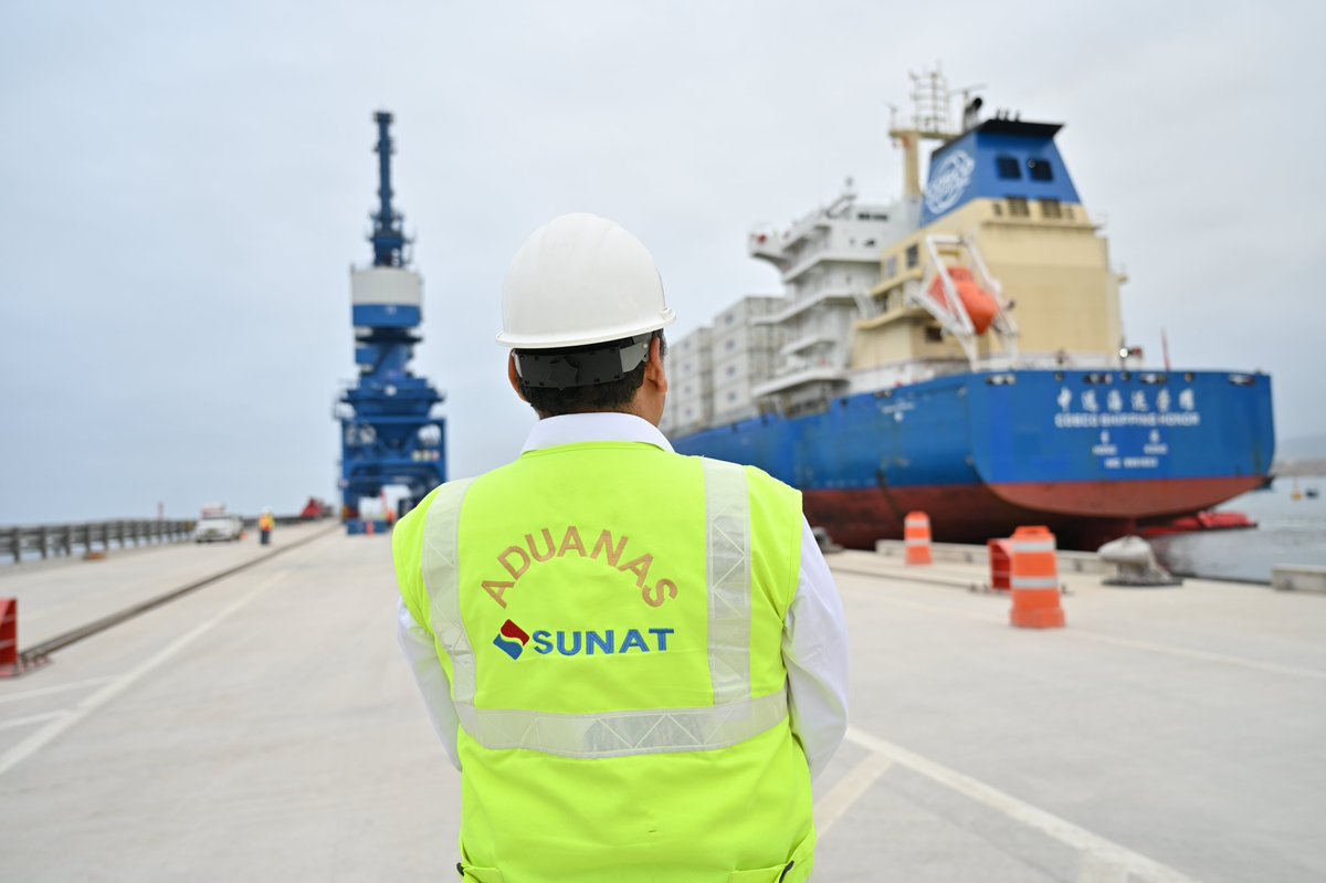 SUNATOficial's tweet photo. 🚢 #SunatInforma | Primera embarcación que arribó al #MegapuertoDeChancay ya realizó trámites aduaneros ante la Intendencia de Aduana de Chancay.
La nave, procedente del puerto Taicang, China, trae equipos que serán utilizados por vehículos automatizados que operan en el puerto. https://t.co/rQTG9Ueejl