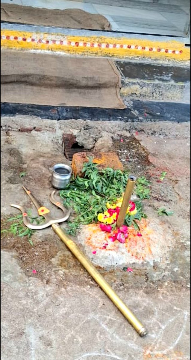 DevikaRani81's tweet photo. త్రిశూలంను కాలితో తన్ని ధ్వంసం :
శంషాబాద్ పరిధి లోని సిద్ధాంతి కట్ట మైసమ్మ ఆలయం వద్ద ఆలయం ఎదురుగా ఉన్న త్రిశూలం కాలితో తన్ని ధ్వంసం చేసిన యువకుడు..
- యువకుడిని పట్టుకొని దేహశుద్ధి చేసి, పోలీసులకు అప్పగించిన స్థానికులు..
#TemplesUnderAttack #Telangana