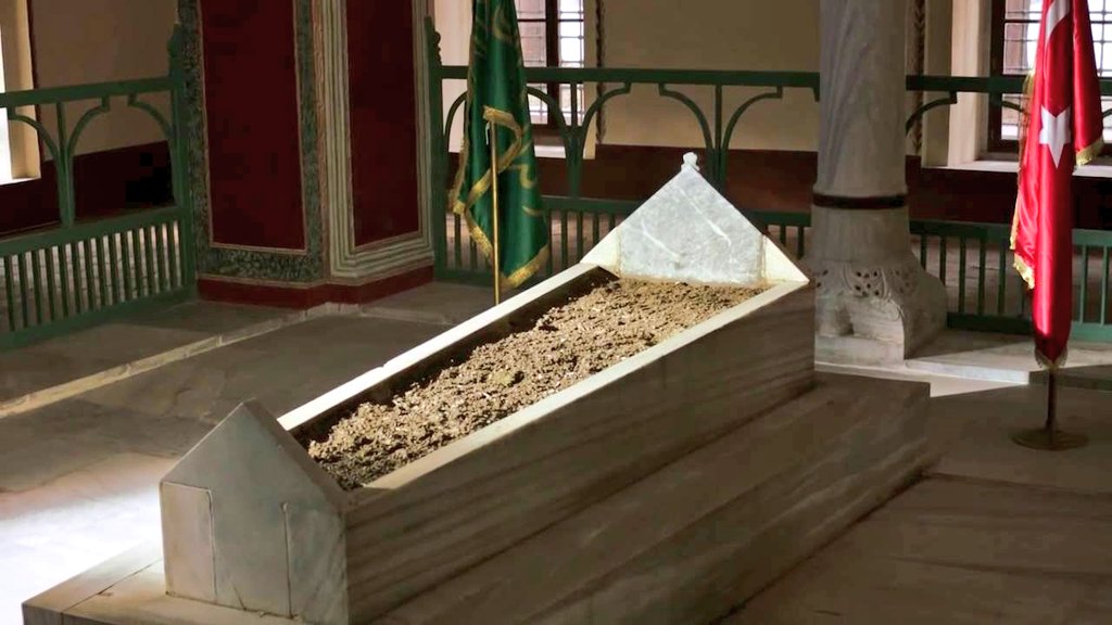 NurhaanSultan's tweet photo. Horasan harcıyla örülmüş duvarları, kurşun kaplı kubbesi, kündekâri tekniğindeki eşsiz ve muhteşem saçağıyla Sultan 2.Murad'ın türbesi, vasiyetine uygun olarak üzerine yağmur yağması için üstü açık inşa edildi.

Sultan'ın naaşı da sandukaya konulmadan doğrudan toprağa gömüldü🌹🇹🇷 https://t.co/AtHztZOgpP