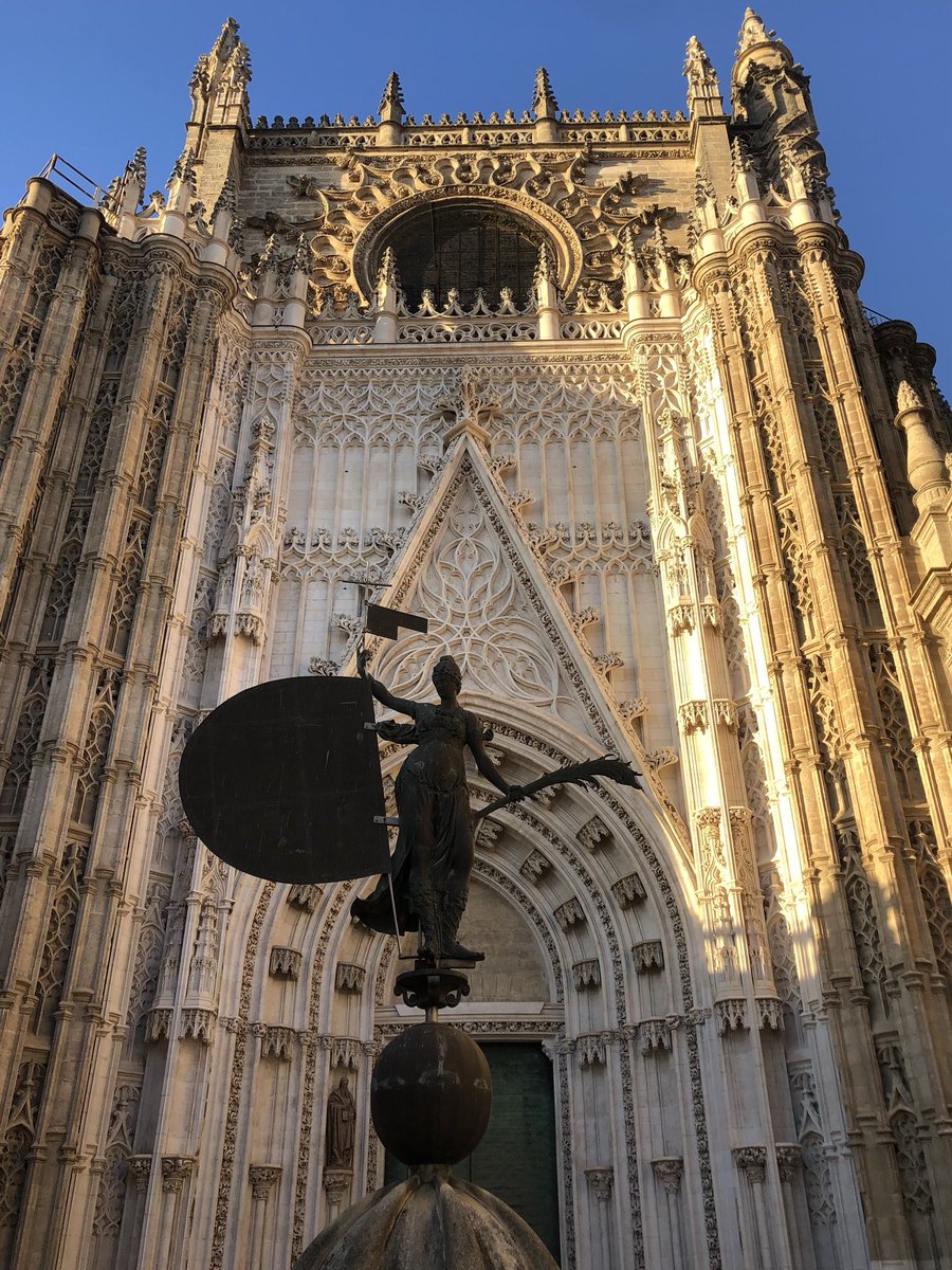 IreneLens's tweet photo. My first ever AEDEAN conference (of many, I hope)! ♥️ Huge thanks to @aedeaninfo for the opportunity to present my paper at #AEDEAN47
How inspiring to connect with so many admirable scholars and friends and engage in insightful conversations in the welcoming atmosphere of Seville https://t.co/urNNex7oi2