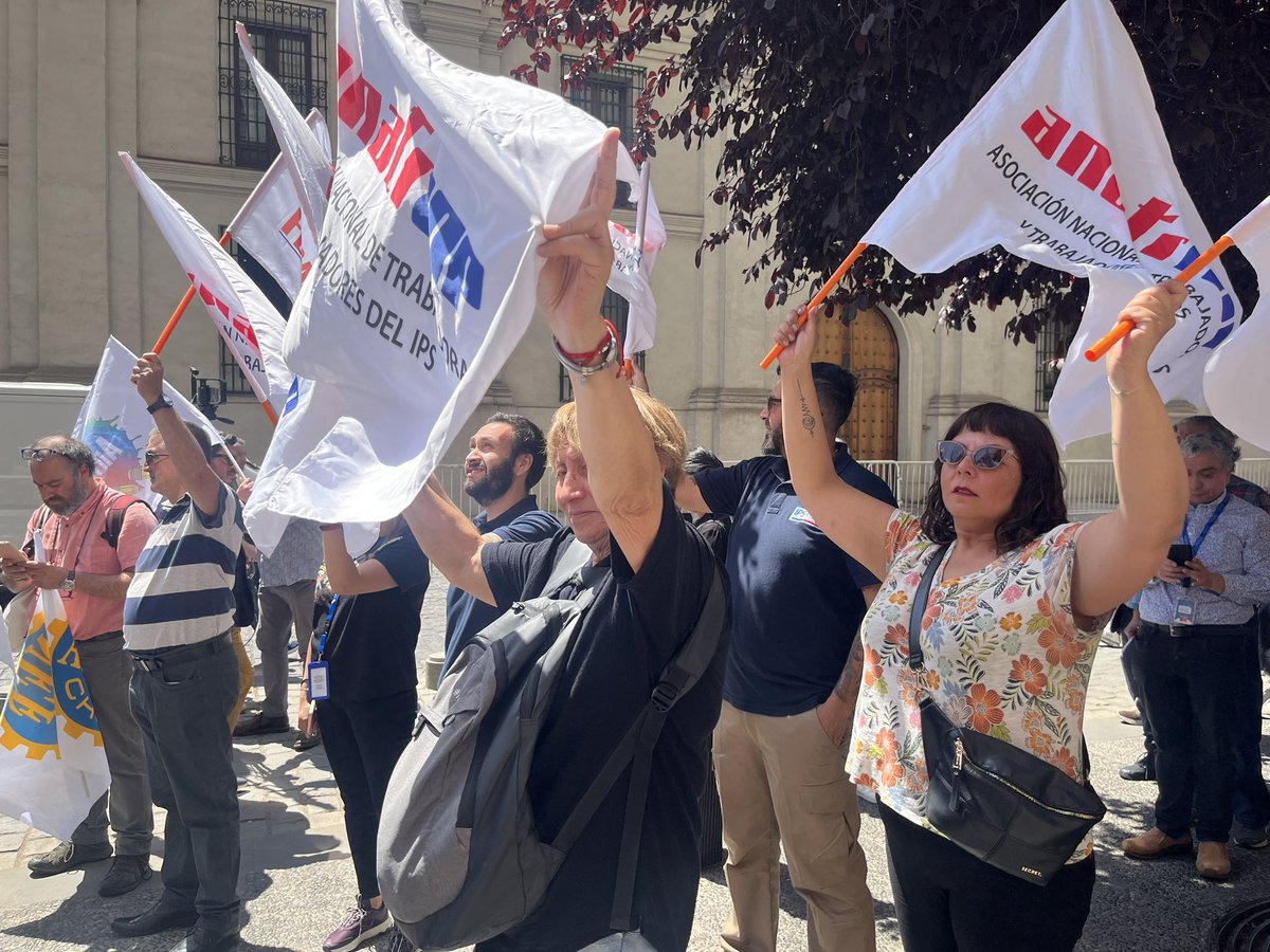AnatrinpIPS's tweet photo. Dirigentes nacionales y provinciales de ANATRINP presentes en por la manifestación de rechazo al reciente dictamen emitido por Dorothy Pérez, actual contralora, por el cambio de criterio sobre confianza legítima. #ANEF #EstabilidadLaboral #confianzalegítima #Contraloria. https://t.co/VnN67xtxa0