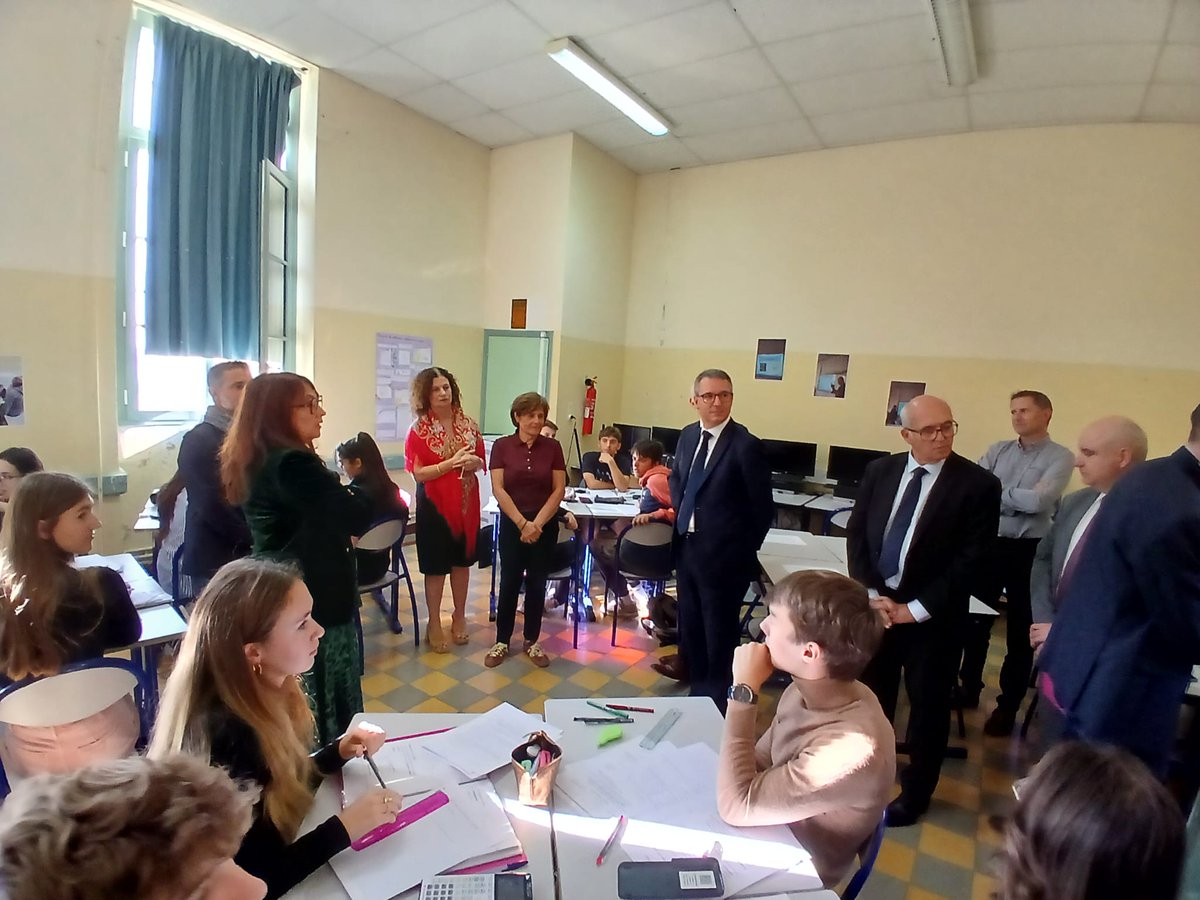 Au lycée, le recteur a rencontré la classe prépa médecine «PréCoMedFesch» mise en place il y a 2 ans. Des lycéens de 1ère et terminale y participent et travaillent avec les enseignants de maths, physique et SVT. Ughjettivu : appruntà si à i studii di medicina dopu à u bascigliè.