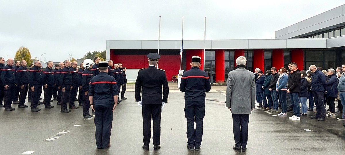 sdis53's tweet image. #Hommage 
À l&apos;heure de l&apos;hommage au caporal Gilbert JEAN-MARIE, sapeur-pompier volontaire au @sdis42 décédé le 5 novembre, les #Pompiers et les personnels administratifs, techniques et spécialisés du #SDIS de la #Mayenne se sont rassemblés pour observer une minute de silence.
