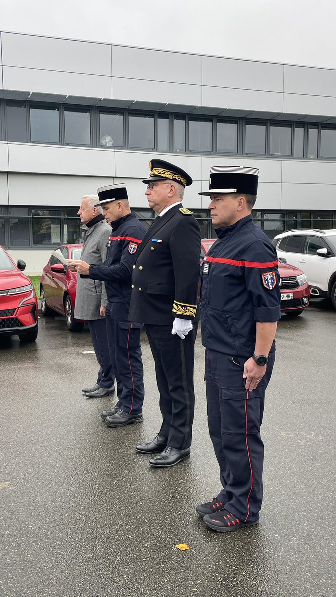 sdis53's tweet image. #Hommage 
À l&apos;heure de l&apos;hommage au caporal Gilbert JEAN-MARIE, sapeur-pompier volontaire au @sdis42 décédé le 5 novembre, les #Pompiers et les personnels administratifs, techniques et spécialisés du #SDIS de la #Mayenne se sont rassemblés pour observer une minute de silence.