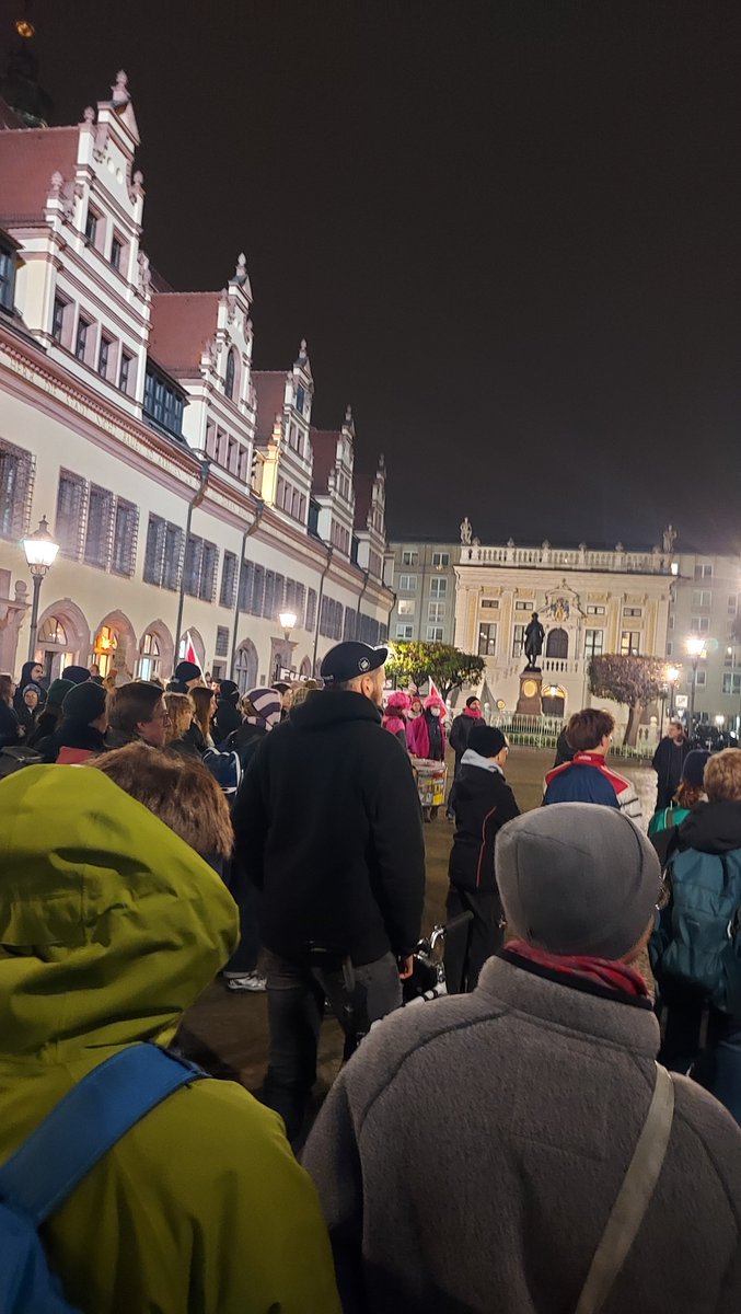 In #Leipzig auf dem Naschmarkt protestieren aktuell einige Hundert Menschen gegen die Gespräche von Michael Kretschmer mit der AfD #le0811