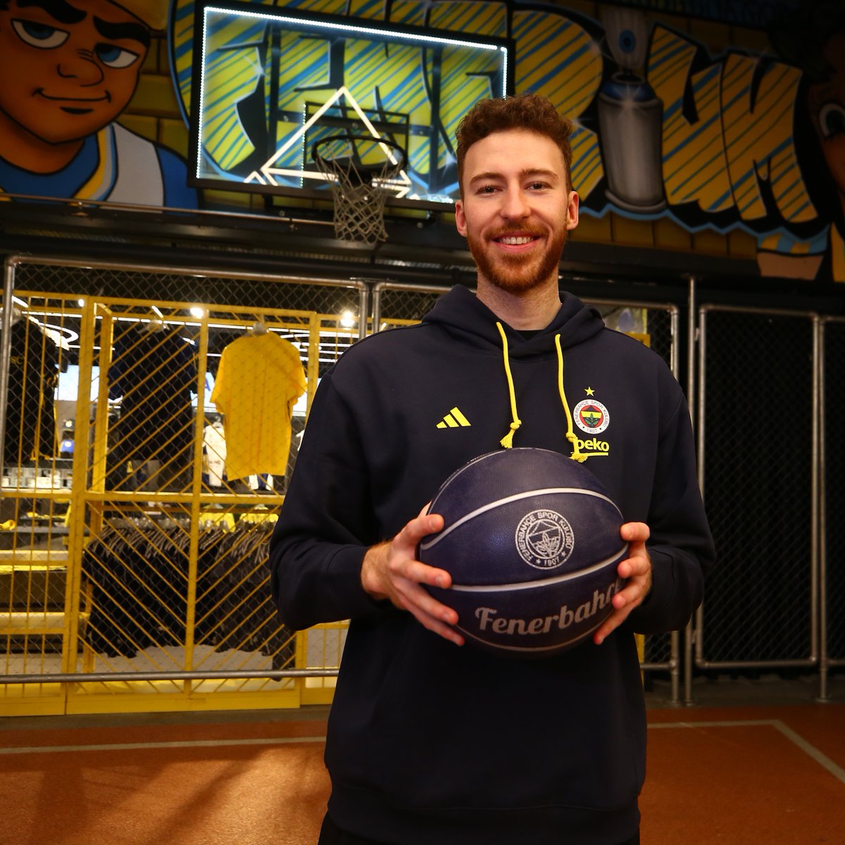 EurohoopsTR's tweet photo. 🟡🔵 Onuralp Bitim, Fenerbahçe Beko'ya transfer sürecine dair:

"Fenerbahçe her zaman görüştüğümüz bir takımdı. Ben, ailem, menajerim... Sadece bu seneye özel değil, beni hep çok istediler. 

Ben de her zaman Fenerbahçe'ye gelmek istedim ama sonuçta her şeyin doğru bir zamanı var.

Bana hiçbir zaman transfer gibi bakmadılar, hep 'yuvana gel' dediler. Bu durum benim için ayrı bir anlam taşıyor."

(via: FB TV)