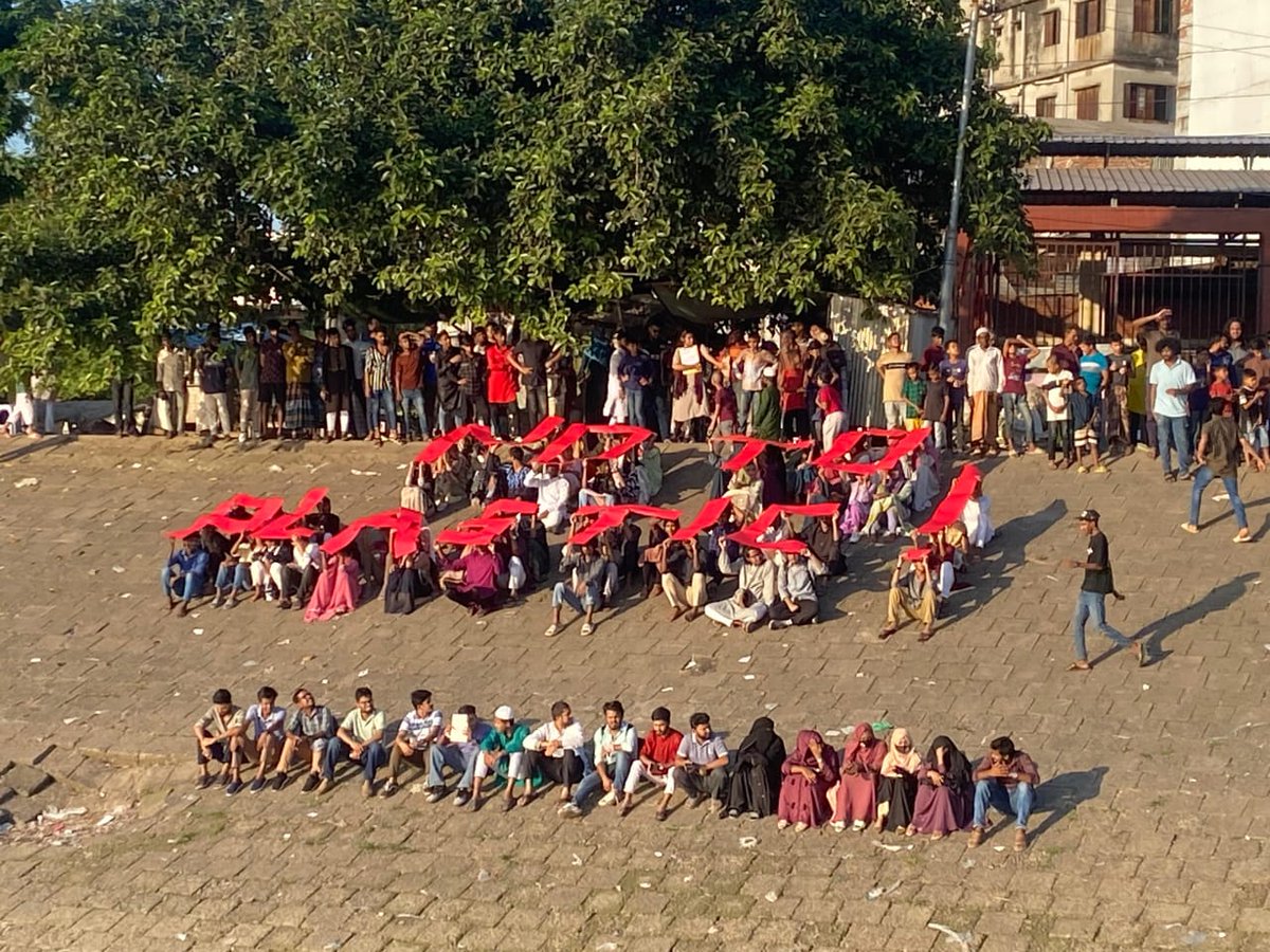 88 youth activists join @BELA on the banks of the Buriganga to demand #NoMorePlastic! 🌊Plastic waste is choking our waterways. But with determined activists like these, I'm confident we can drive the change that's needed. Join us in this fight for a sustainable future! #BELA