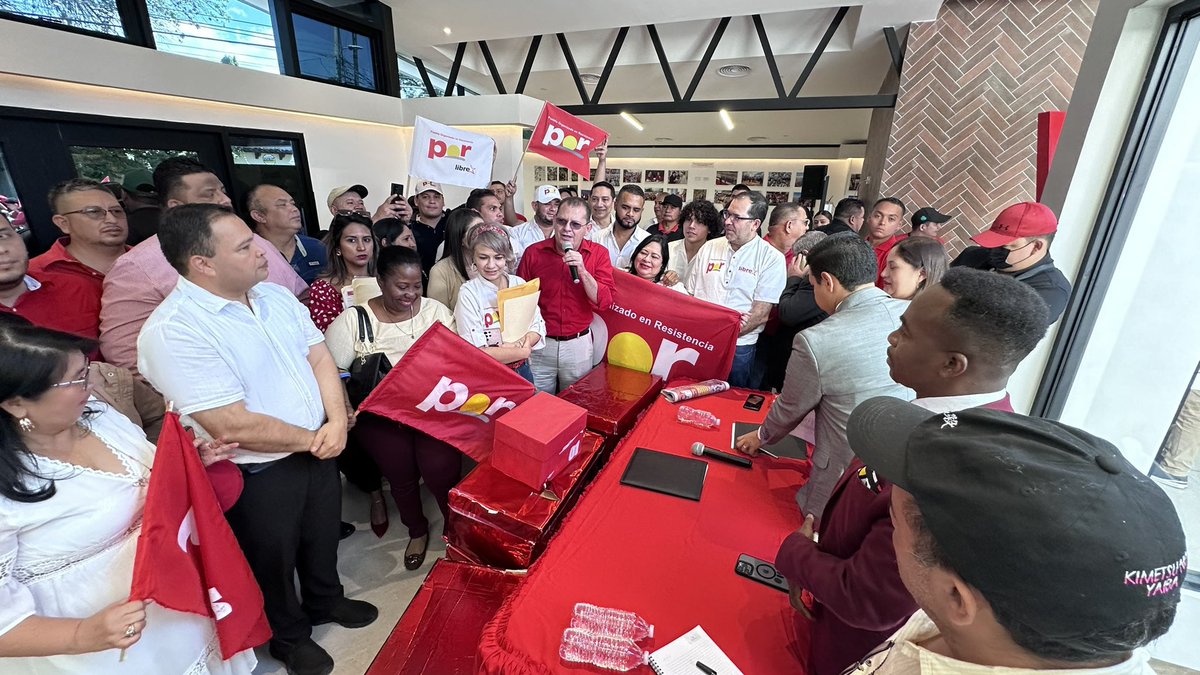 📌Inicia el camino de la Segunda Gran Victoria Popular. En estos momentos se realiza la entrega de planillas en la sede oficial del <a href="/PartidoLibre/">Partido Libre</a> , los miembros del movimiento interno <a href="/porlibrehnd/">Pueblo Organizado en Resistencia</a> ✊🏼 encabezado por su Coordinador Nacional <a href="/MauRamosSuazo/">Mauricio Ramos</a>. #LaRefundaciónAvanza