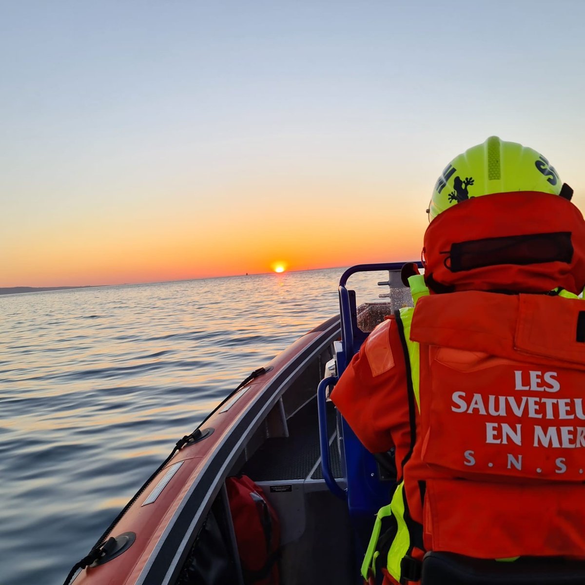 SauveteursenMer's tweet photo. La photo du #weekend 📸 Les #SauveteursenMer de la station #SNSM Urville-Nacqueville à bord du SNS 735 "Raz Bannes III" 🌅 Les sauveteurs bénévoles de la SNSM sont prêts 24/7 pour vous porter #secours en mer 🆘 https://t.co/D5hSVkDH6U
Photo 📸 Tom Hamon https://t.co/ZiD9THfAwK