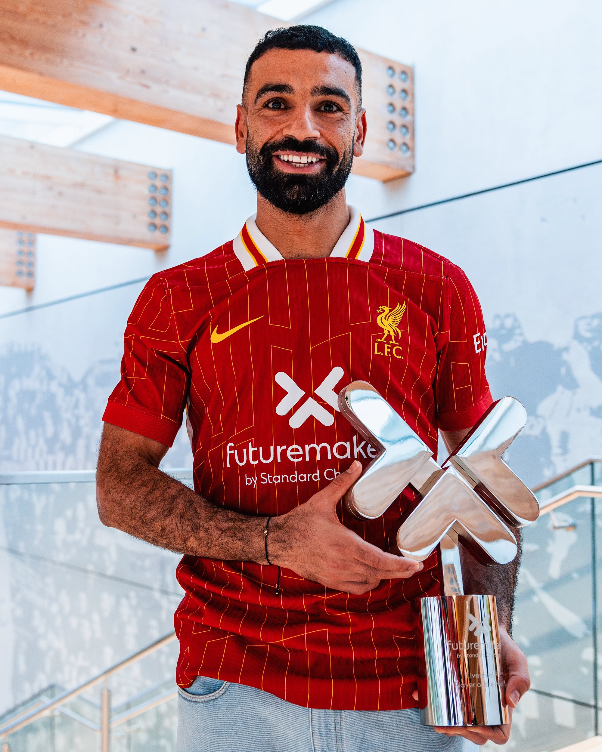 Mo Salah with October's Standard Chartered Player of the Month award.